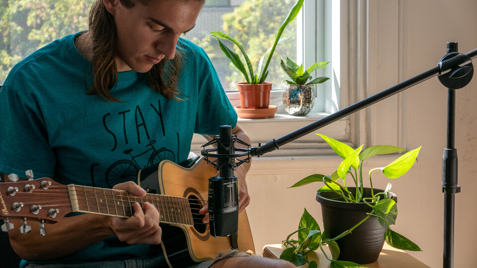 Acoustic guitar recording with the H2n